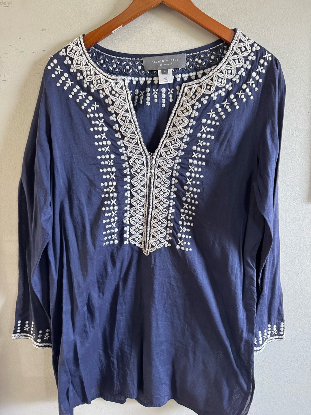 Sachin & Babi navy blue embroidered v-neck tunic blouse large